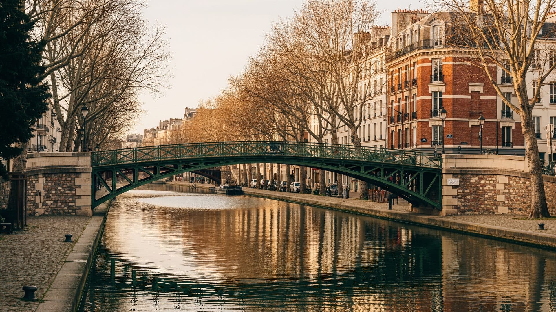 Passerelle en fer du Canal Saint-Martin dans l'Est parisien