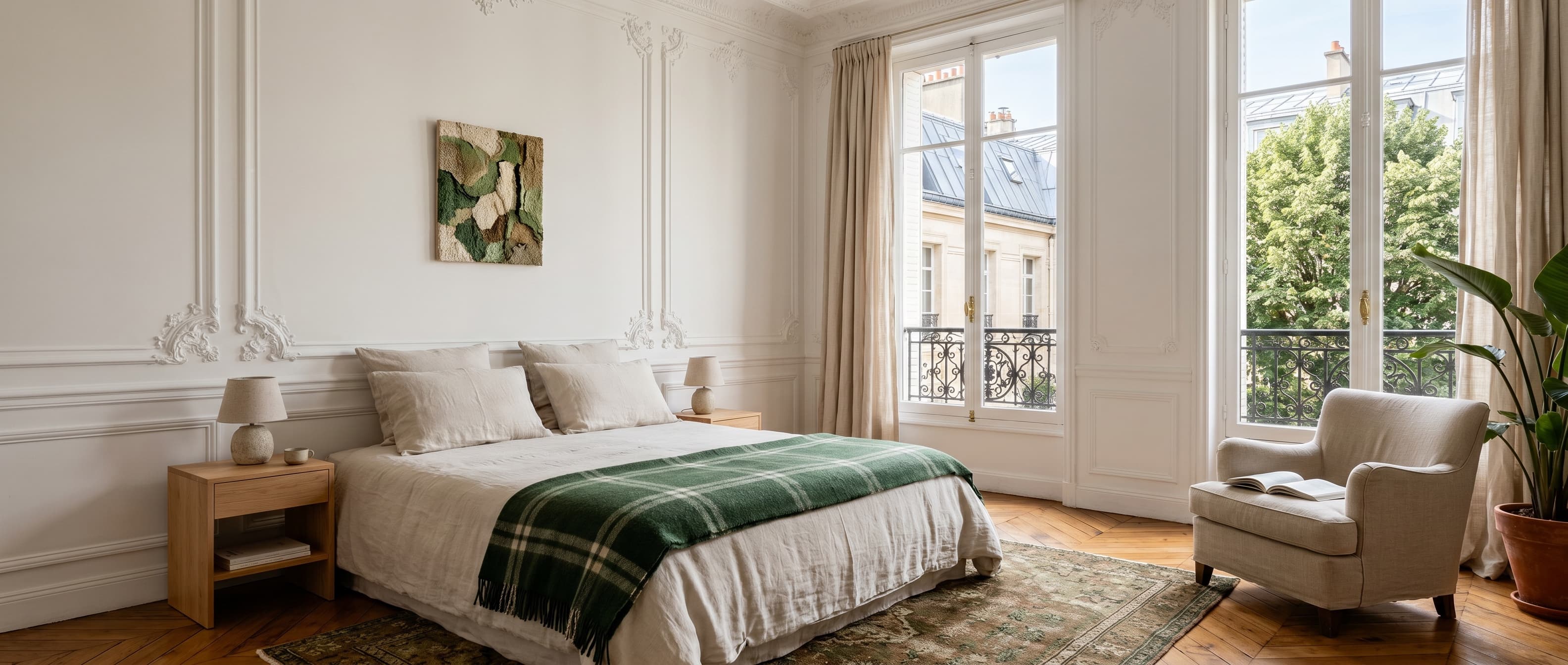 Chambre de l'appartement témoin, moulures et fenêtre sur cour