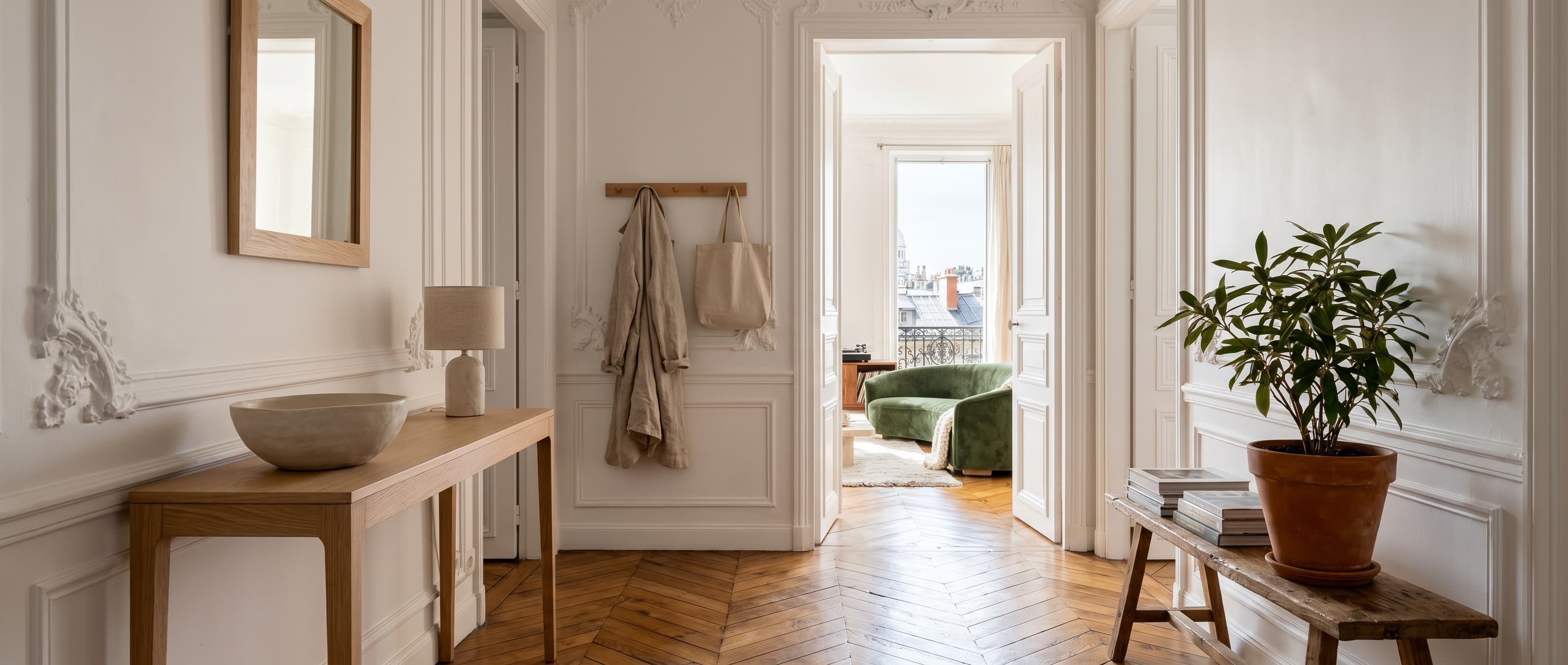 Entrée d'un appartement parisien prêt à emménager